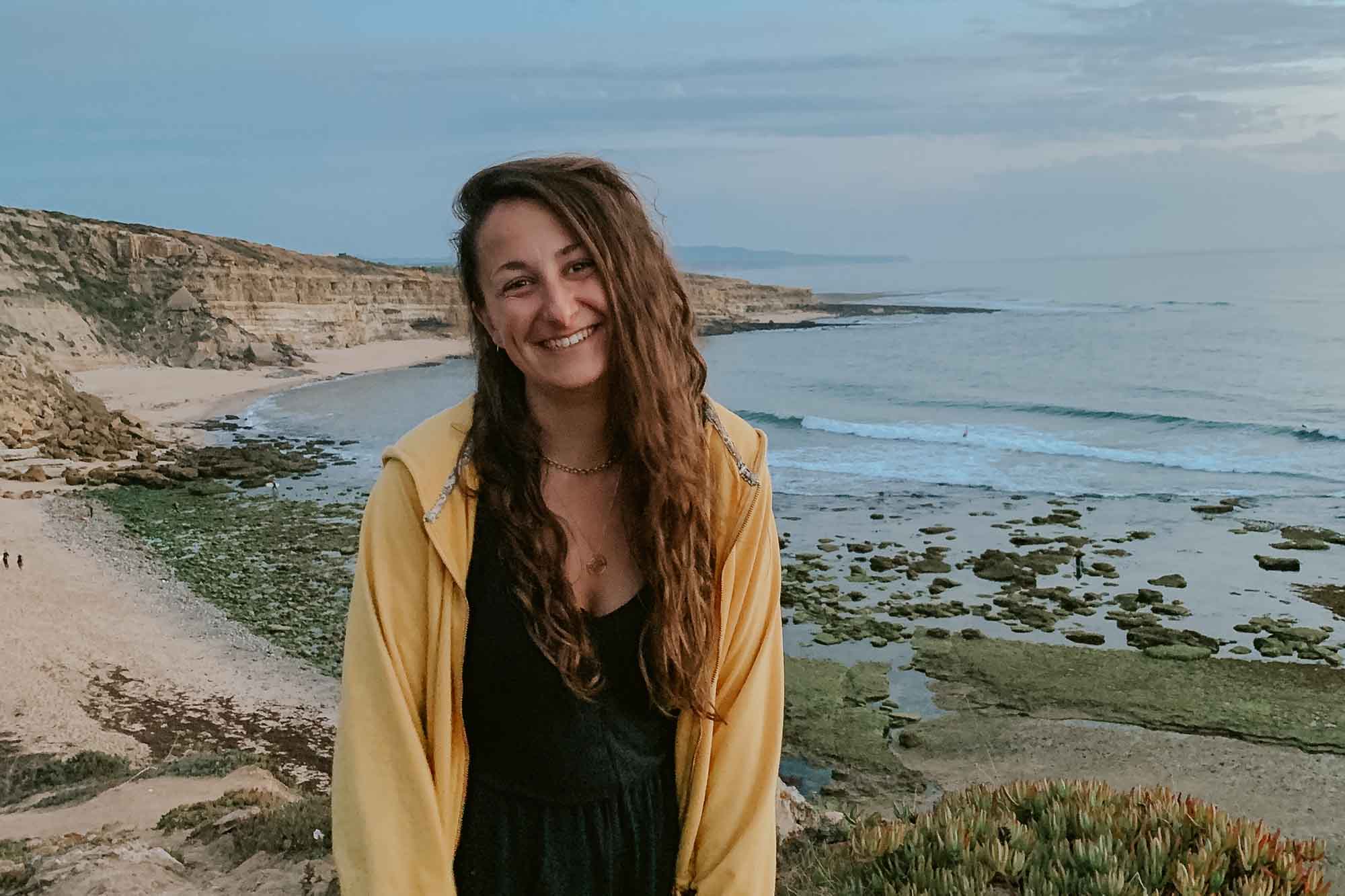 UX Designerin Alayna vor der Küste Portugals UX Designerin Alayna vor der Küste Portugals