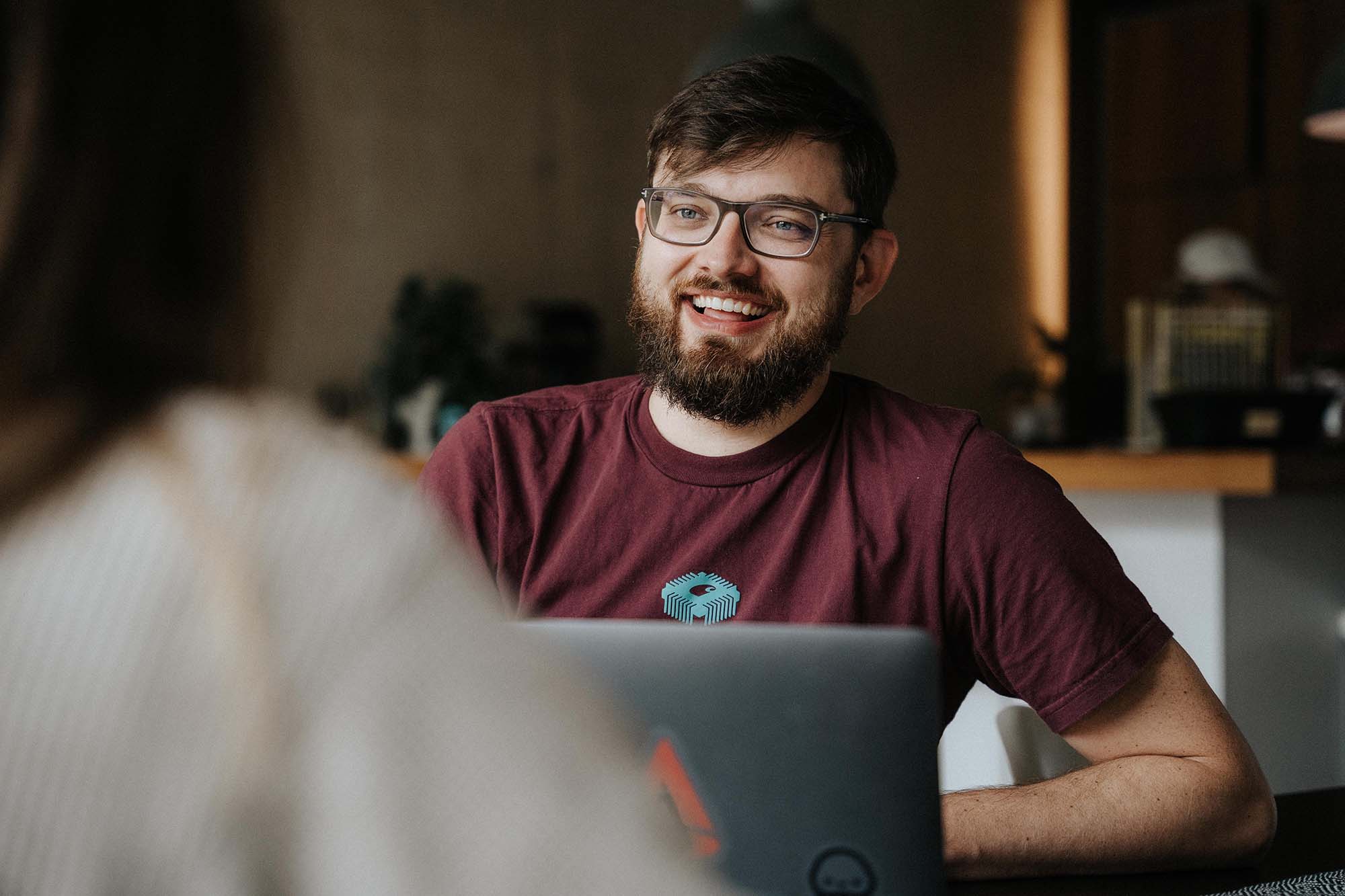 Jonas_Bewerbungsprozess_Angebot.jpg Jonas Jankus - HR Ambient freut sich, der Bewerberin ein Angebot für eine Zusammenarbeit zu machen.
